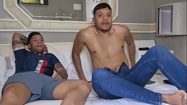 Image Novinho pega amigo dotado batendo uma e ajuda com boquete