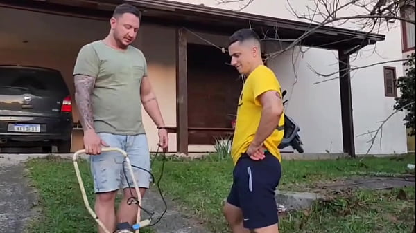 Image Dei para um amigo enquanto o meu marido cortava grama e conversava comigo na janela
