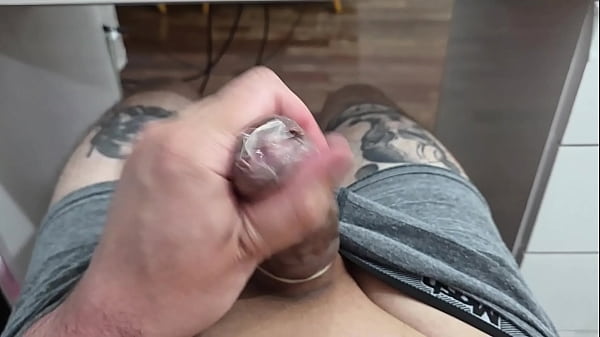 Image ENCHENDO A CAMISINHA DE SEMEN - TOMARIA ESSE LEITE?