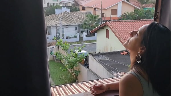 Image Dei para um amigo enquanto o meu marido cortava grama e conversava comigo na janela. Ele n&atilde_o faz id&eacute_ia do que eu estava fazendo!! Parte 2