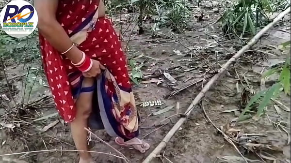 Image Fast time, Bhabhi called to fuck in the jungle, removed her saree and blouse and showed her pussy and boobs and inserted her dick in her ass from behind, Hindi audio, Claire Vaise