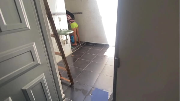 Image HIJASTRA GOLOSA QUEDA SOLA EN CASA CON EL PERVERTIDO DE SU PADRASTRO Y RECIBE UN BA&Ntilde_O DE SEMEN