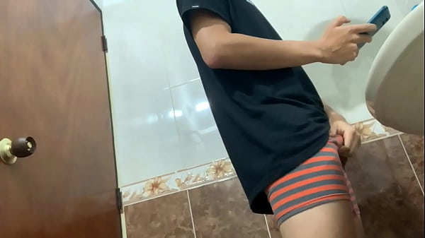 Image MILF cachonda descubre a su hijastro masturbandose