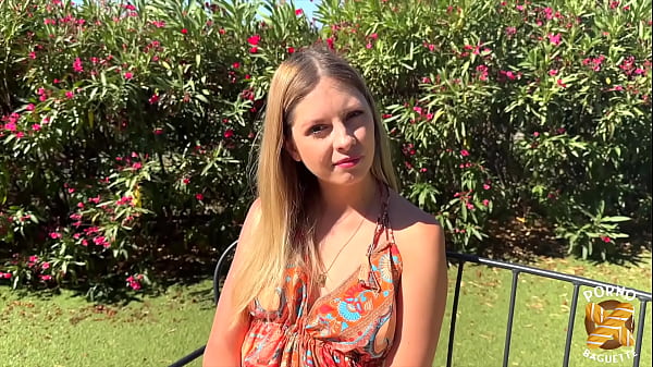 Image Rebecca, belle blonde, veut deux bites pour baiser