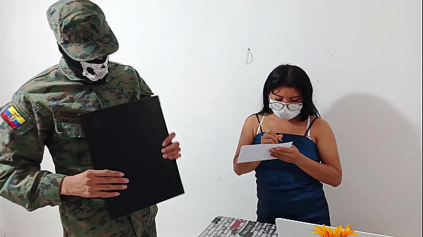 Image O soldado transou com a vendedora venezuelana pela primeira vez. Ela faz isso para obter benef&iacute_cios colaterais e curtir sexo no trabalho.