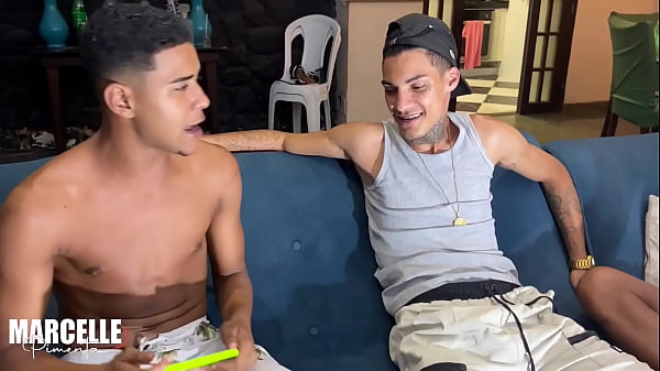 Image Madrasta cavalga na pica do enteado e seus amigos arrombam seu cu