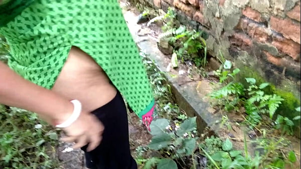 Image Aunty peeing outside house was quickly fucked in an open place