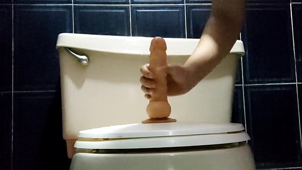 Image Montando mi dildo antes de darme una ducha