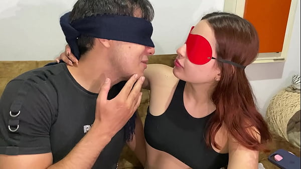 Image Sabroso y profundo Beso con mi Hermanastra en el sof&aacute_ Cuando no hay NADIE en casa