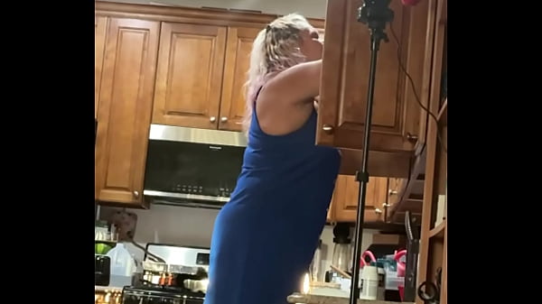 Image Sexy blonde wife in everyday life