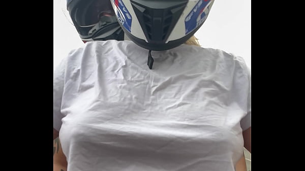 Image Motogirl mulher da 99 pega passageiro homem e pede pra ele co&ccedil_ar os bico dos seus peitos enquanto pilota ! Ele fica com pau duro encima da moto e goza nela toda !