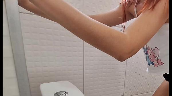 Image Funcion&aacute_ria faz sexo em banheiro publico!