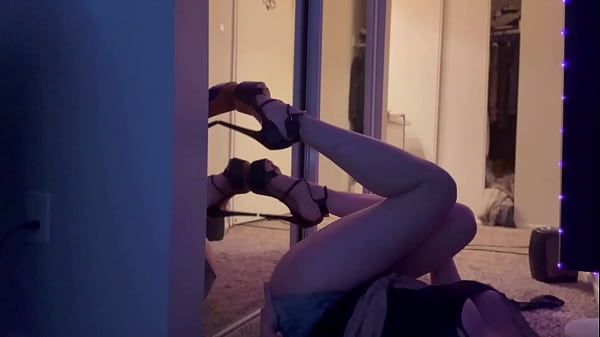 Image Italiana Big Tits Milf Artemisia Love Showing her hot body wearing shorts and smoking fetish sesh