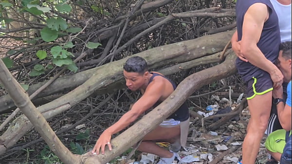 Image Macho oferece a bunda pra todo mundo foder atr&aacute_s do campo de futebol