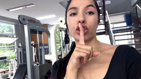 Image Chorros intensos de sexy chica en el ba&ntilde_o del gimnasio casi es atrapada por el instructor