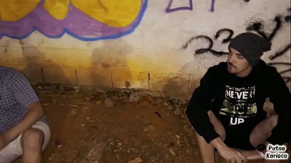 Image O MACHO CASADO FOI FUMA UMA ERVA NA PRA&Ccedil_A E DEU TES&Atilde_O E ACABOU PEGANDO O MORADOR DE RUA E GANHANDO LEITADA NO RABO ( TESAER )