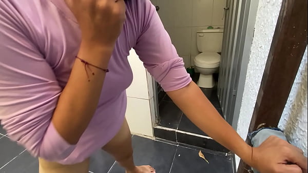 Image PADRASTRO PERVERTIDO LE CEPILLA LOS DIENTES A SU HIJASTRA GOLOSA CON LA VERGA CUANDO LA ENCUENTRA EN EL LAVADO