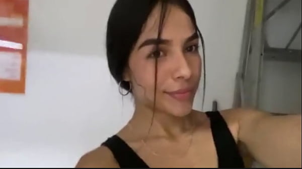 Image Putita arriesgada se masturba en la ducha del gimnasio