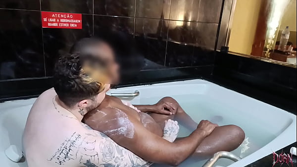 Image Dei banho no meu cunhado na banheira de hidromassagem depois dele fuder meu cuzinho (COMPLETO NO RED)