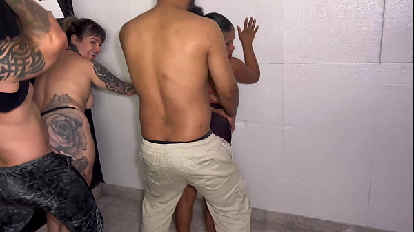 Image Fomos em uma Bala e acabamos fazendo uma troca de casais ali mesmo em publico ! Foi Uma foda gostosa com as duas com a buceta molhada as pessoas vendo nos foder gostoso !
