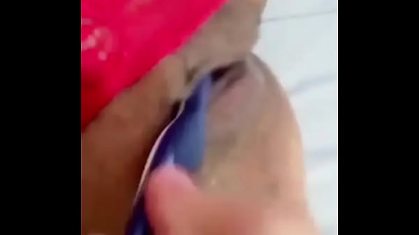 Image La madrastra culona se masturba con el cepillo de dientes de su hijastro