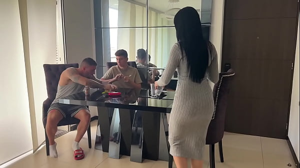 Image Dos desconocidos le hacen un anal a una latina mientras su marido est&aacute_ en el trabajo