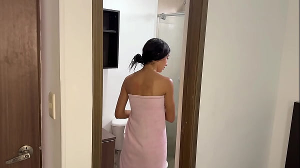 Image HERMANASTRO QUE HACES MASTURBANDOTE, ACOMPA&Ntilde_AME EN LA DUCHA. Mi hermanastra se ducha con la puerta abierta y yo me aprovecho y le meto mi gran polla.