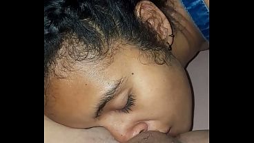 Image Mi hermanastra se sienta en cama cuando mi novia me hace acabar chupandome el pen&eacute_. Es una buena experiencia la recomiendo
