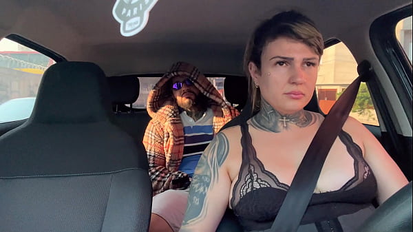 Image Mulher uber pega passageiro suspeito e acaba tendo que dar a buceta ali mesmo dentro do Carro! Ele falou que iria foder ela no pelo e que n&atilde_o iria pagar a corrida! (Ela gozou no pau do bandido )
