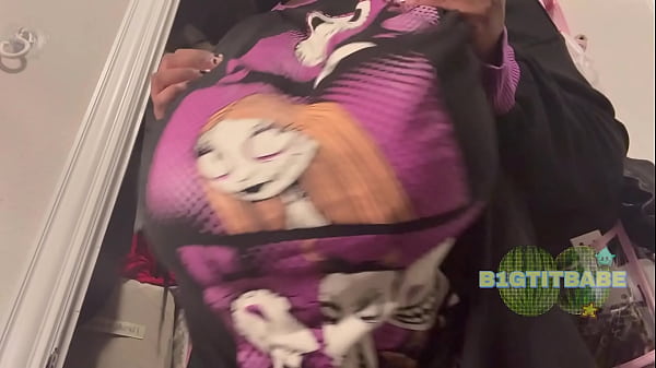 Image Nerdy Ebony revealing her huge tits