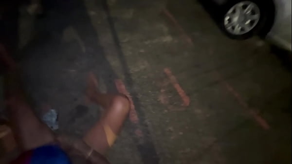 Image Fudendo no meio da rua na frente de todo mundo.