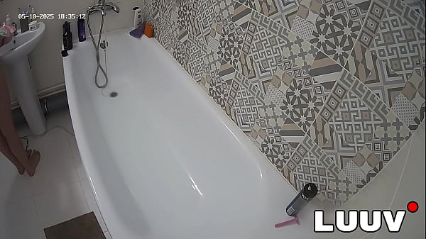 Image LUUV. Vilika films her real life shaving routine from the bath for her amateur movie viewers