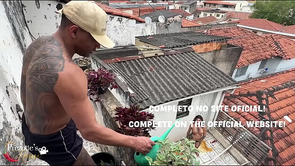 Image Sabrina Prezotte dando muito pro seu jardineiro o Pretin Riscado vejam completo, assine j&aacute_.