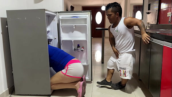 Image Me follo duro a mi sexi hermanastra mientras se atora en la nevera, termino con mi enorme verga en su rica vagina