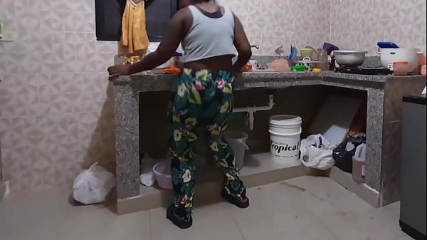 Image Trabajadora de la casa me muestra sus nalgas en la cocina | Ama de casa culo negro | Sirvienta sexy criada