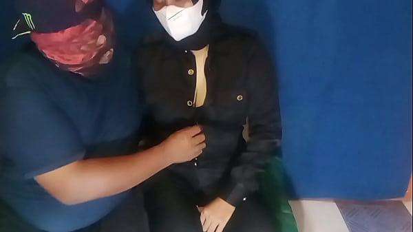 Image Indonesia Playing with the pussy of a horny female security guard with a sex toy until she squirts Jago jilmek -