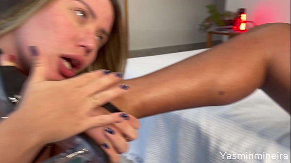 Image Minha amiga trans me fodeu em um sexo interracial selvagem e arrombou minha bucetinha rosa