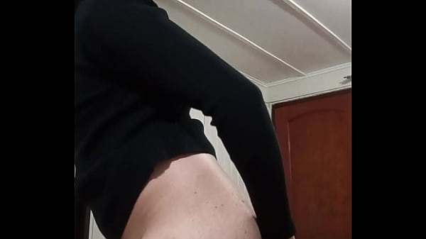 Image Chico empieza a practicar fisting anal con sus enormes dildos