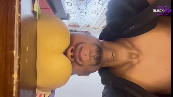 Image Papi masturba su gran polla con saliva y su fleshlight para luego correrse