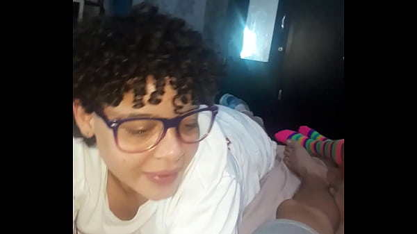 Image Mis dos sobri@#$ vienen a mi habitaci&oacute_n para dorm!&$ conmigo y termina pasando esto. Comenta si quieres ver el final de este video que esta muy rico.