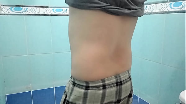 Image Pillo a mi novio en la ducha y en cuanto veo como se toca la verga entro para ayudarlo y me termina follando con ag&uuml_ita caliente