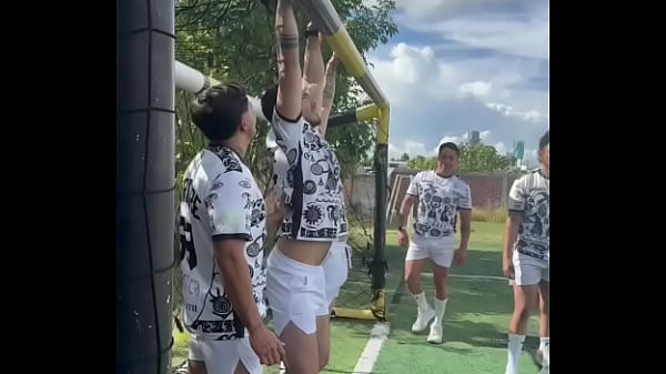 Image Equipo de futbol, con ayuda del sol, las cheves y el sudor, terminan clav&aacute_ndosela entre ellos