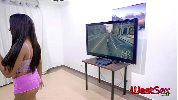 Image Jogando videogame e tomando na bucetinha