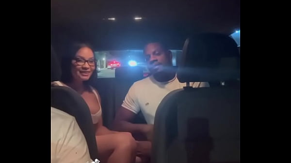Image Marido corno pede para motorista de app foder sua linda esposa asi&aacute_tica no meio da corrida neg&atilde_o encheu a Safada de leite em p&uacute_blico