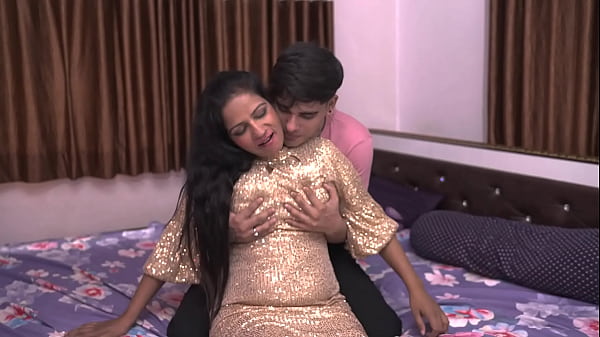 Image Husband celebrates honeymoon with wife at home