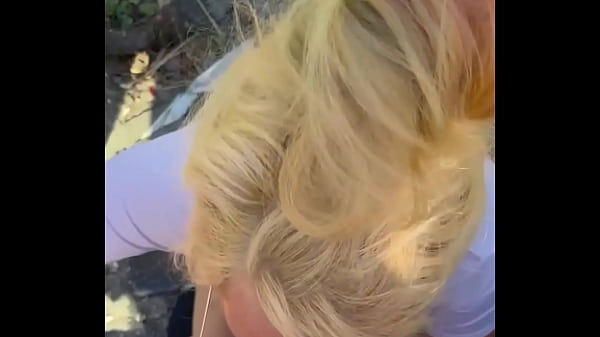 Image Streetwalker wearing sunglasses gives an incredible blowjob and takes a huge facial