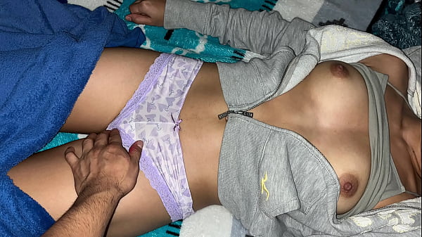 Image &iquest_Qu&eacute_ edad ? Chica tierna es seducida por hombre mayor mientras est&aacute_n solo en la casa Real y Casero