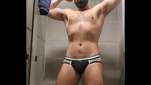 Image tomando banho de porta aberta na academia