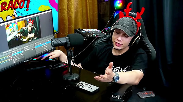 Image O Natal est&aacute_ chegando, a psy lunar trouxe presente, um vibrador gigante, oque voc&ecirc_ faria com essa safada? - Podcast P&aacute_pum no Barraco!