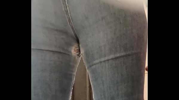 Image HEMBRA latina es grabada de nalgas abiertas mientras va a orinar al WC, que rico es grabar a la cu&ntilde_ada sin que nadie de la casa se d&eacute_ cuenta